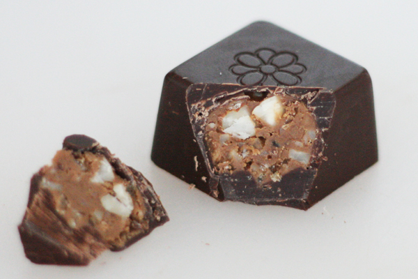Fyldt chokolade med nougat-crunch