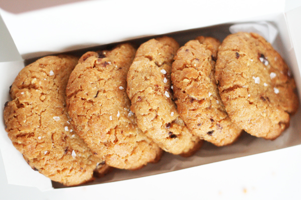 Glutenfri cookies med peanuts og chokolade