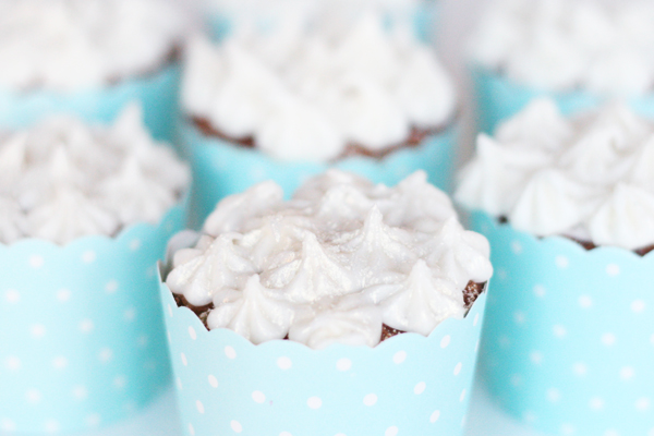Cupcakes med kokos, citron og hvid chokolade