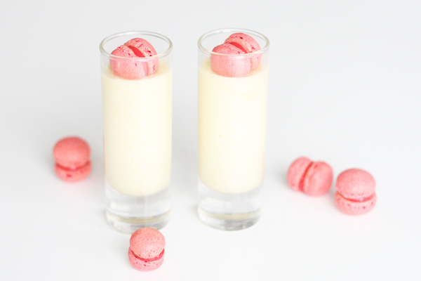 Valentines day - dessert - hvid chokolade mousse med mini macarons