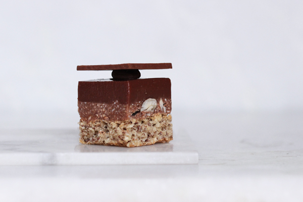 Nytårsdessert: chokoladekage chokoladekube med hasselnødder
