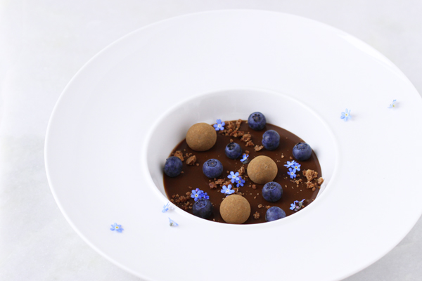 lakridsdessert med hvid chokolade og blåbær