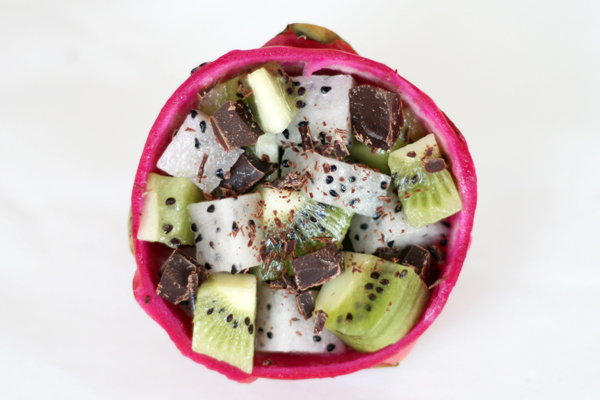 Frugtsalat med dragefrugt og kiwi