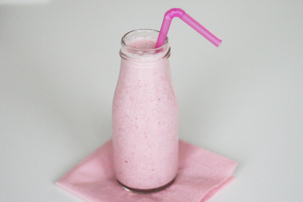 Milkshake med jordbær og hvid chokolade