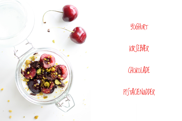Yoghurt med kirsebær, pistacienødder og chokolade