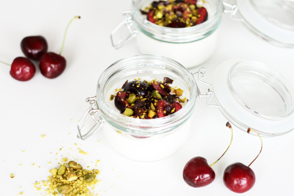 Yoghurt med kirsebær, pistacienødder og chokolade