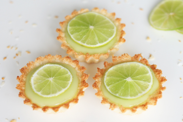 Små tærter med kokos, lime og hvid chokolade