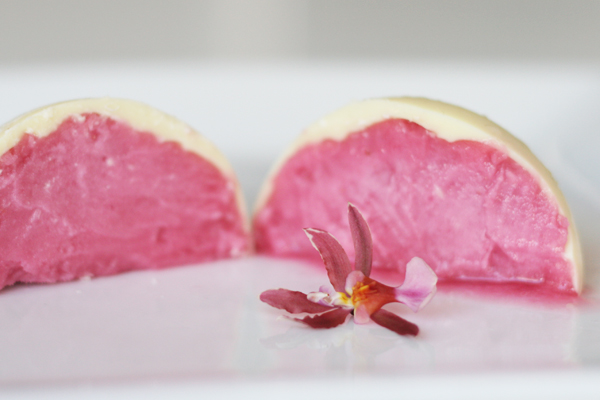 Isbombe med granatæblesorbet
