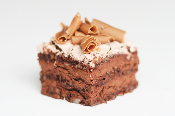 Chokoladefragilité med vandmousse og mandelbunde