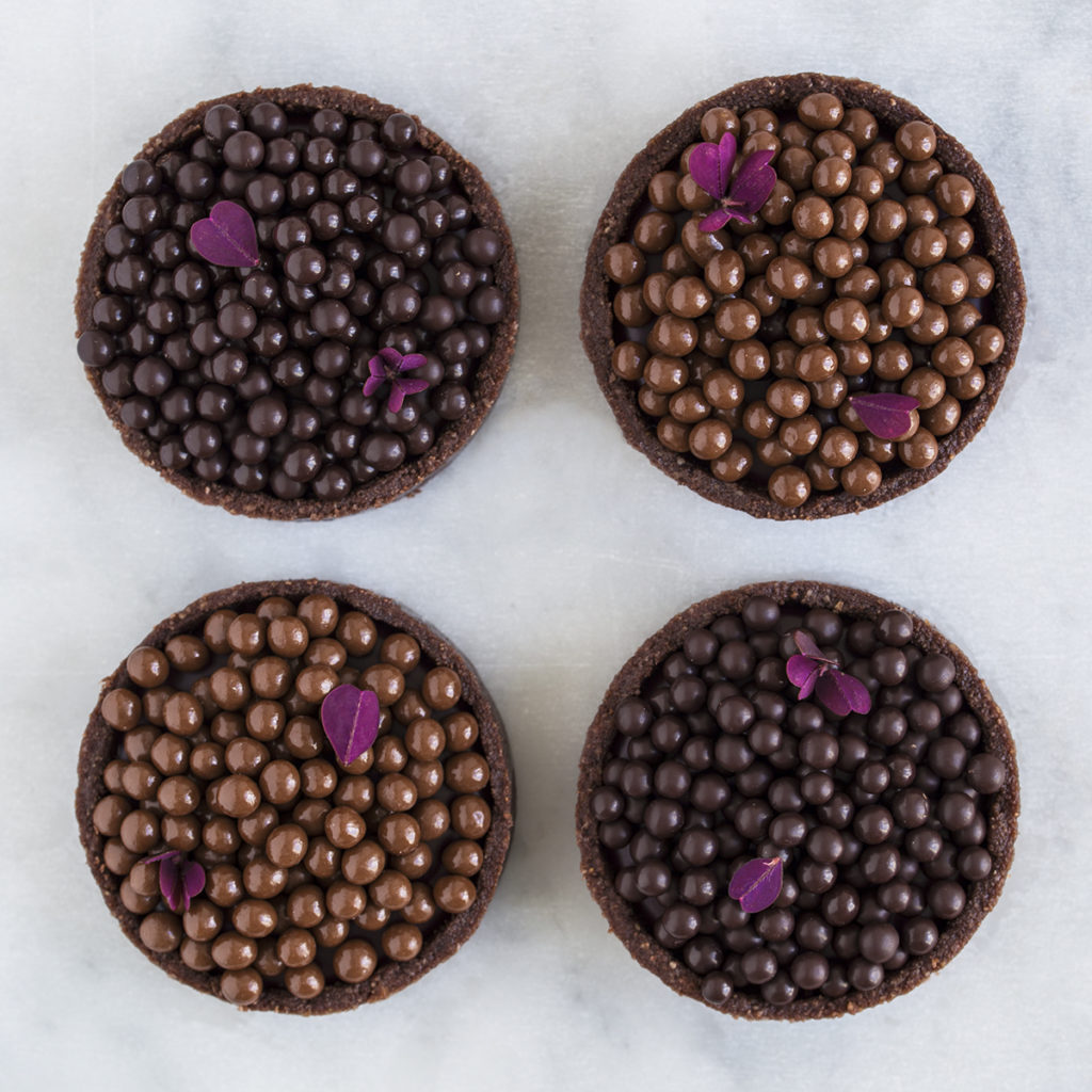 Brombærtærter med chokoladeperler og brombærganache