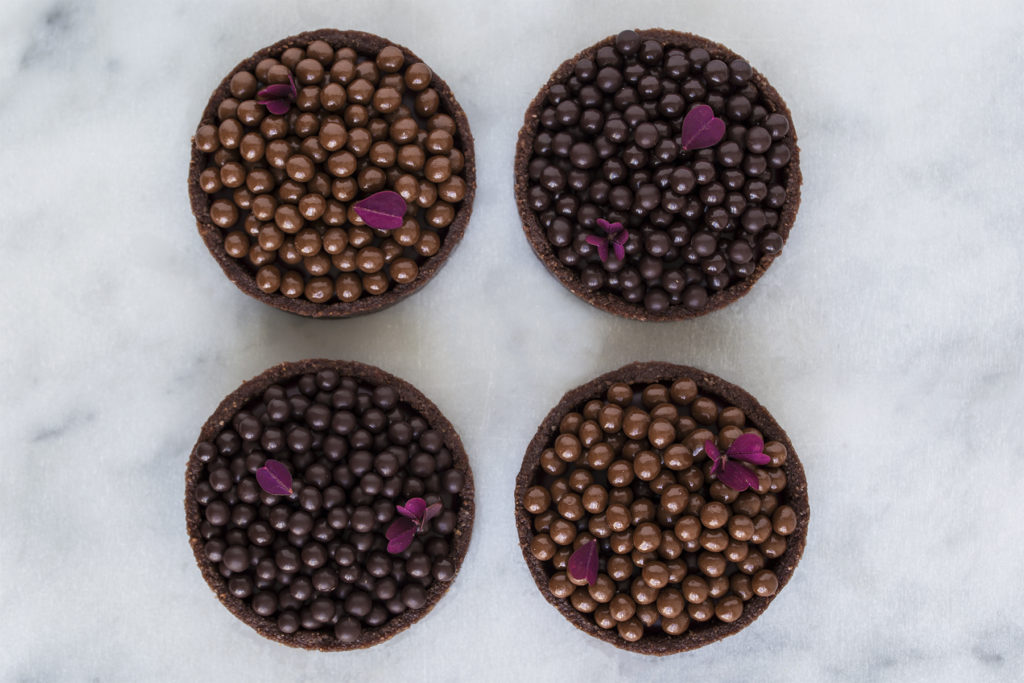 Brombærtærter med chokoladeperler og brombærganache