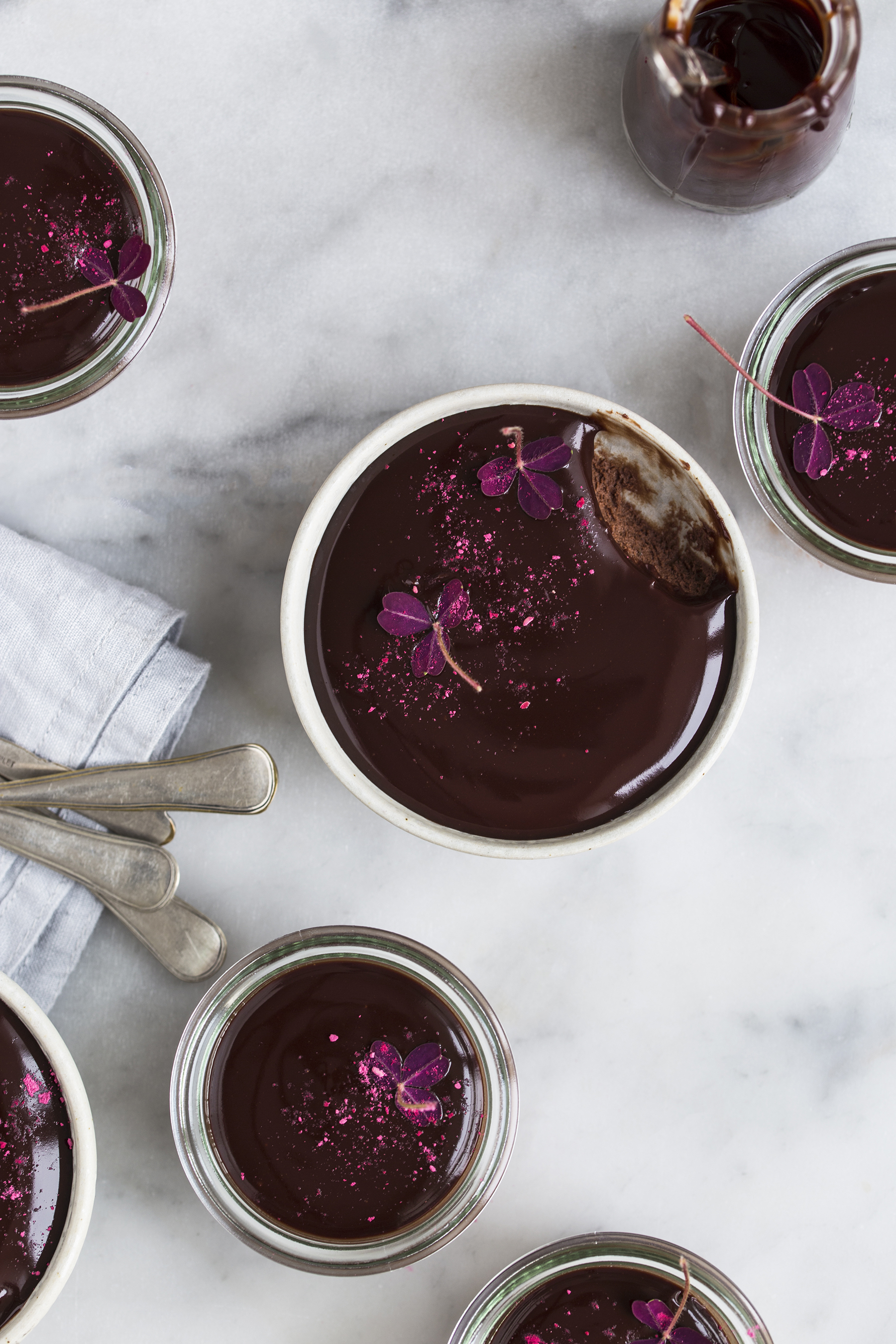 mørk chokolademousse med kirsebær