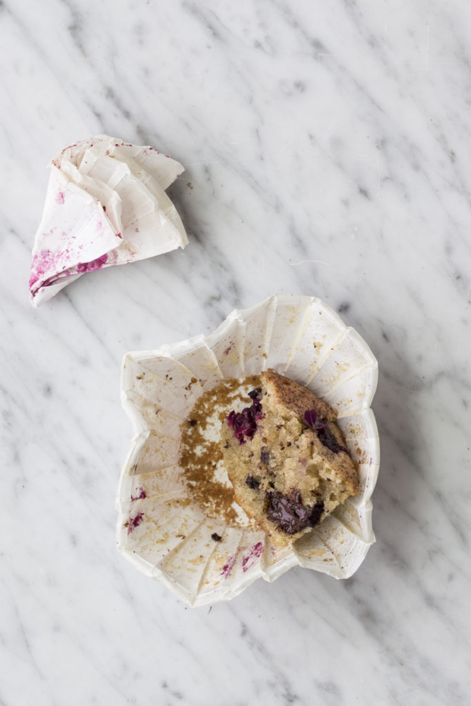 Muffins med marcipan og brombær